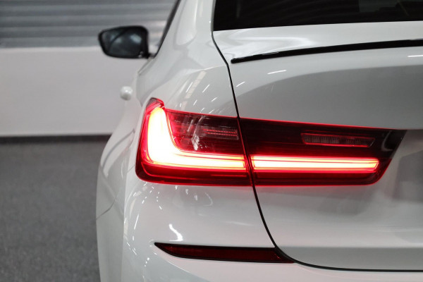 BMW 3-serie 320i M-Sport LED/VIRTUAL/SFEER/SCHUIFDAK/HALF LEDER+S.VERWAMRING/19" LMV/PDC/CRUISE/ECC/12 MND GARANTIE!