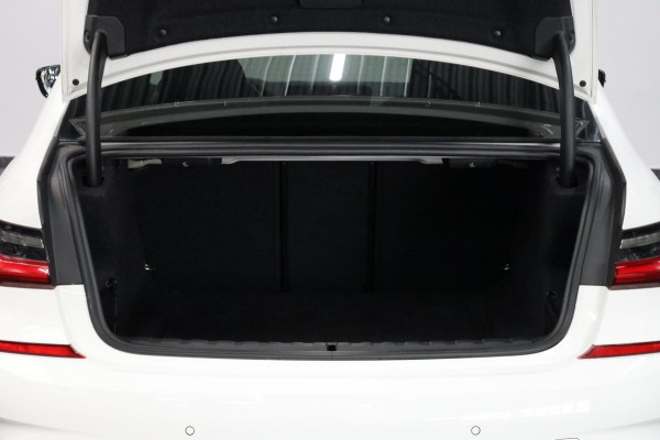 BMW 3-serie 320i M-Sport LED/VIRTUAL/SFEER/SCHUIFDAK/HALF LEDER+S.VERWAMRING/19" LMV/PDC/CRUISE/ECC/12 MND GARANTIE!