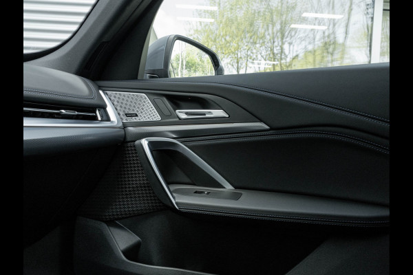 BMW X1 sDrive18i M-Sport - Pano - Trekhaak - Driving Ass Plus - Harman Kardon