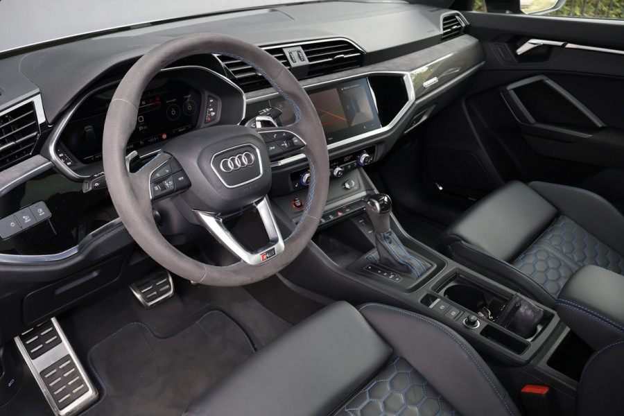 Audi RS Q3 TFSI 2.5 | SONOS AUDIO | CARPLAY | ADAPTIVE CRUISE CONTROL | PANORAMADAK | ELEK. TREKHAAK | RS BLUE DIAMOND LEATHER | AUDI EXCLU Q3 RSQ3