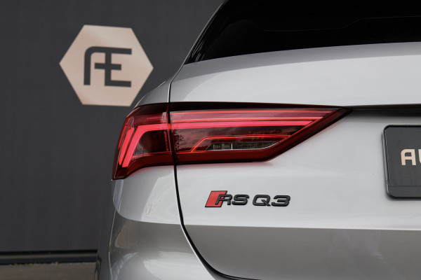 Audi RS Q3 TFSI 2.5 | SONOS AUDIO | CARPLAY | ADAPTIVE CRUISE CONTROL | PANORAMADAK | ELEK. TREKHAAK | RS BLUE DIAMOND LEATHER | AUDI EXCLU Q3 RSQ3