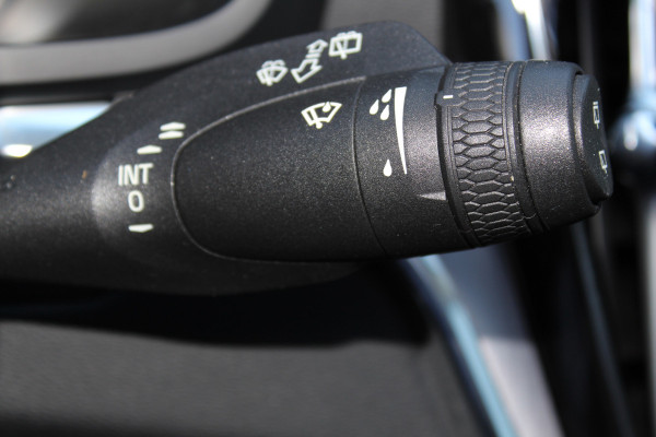 Volvo V60 2.0-250pk T5 Momentum AUTOMAAT ! Fijne comfortabele, luxe en degelijke wagen ! Autm. airco dual, elektr. panodak, elektr. achterklep, LM wielen, metallic lak, navigatie, telefoonvoorb., lederen interieur, parkeersensoren v+a,  LED verlichting etc.