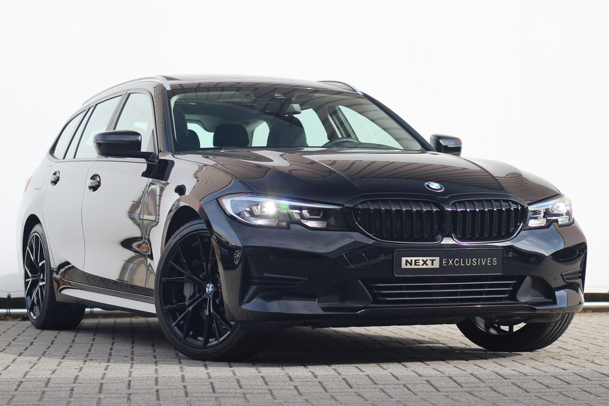 BMW 3 Serie Touring 330e xDrive | Pano | Trekhaak | Camera