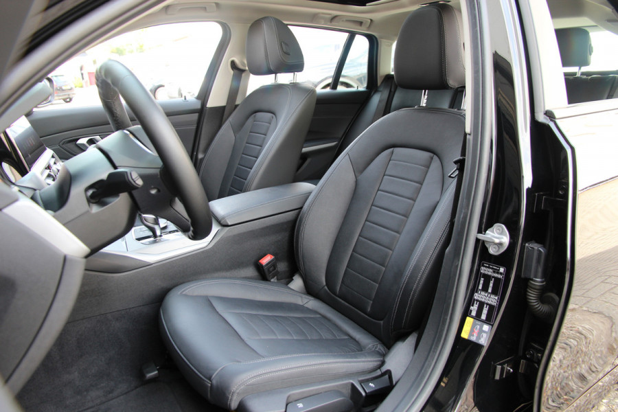 BMW 3 Serie Touring 330e xDrive | Pano | Trekhaak | Camera