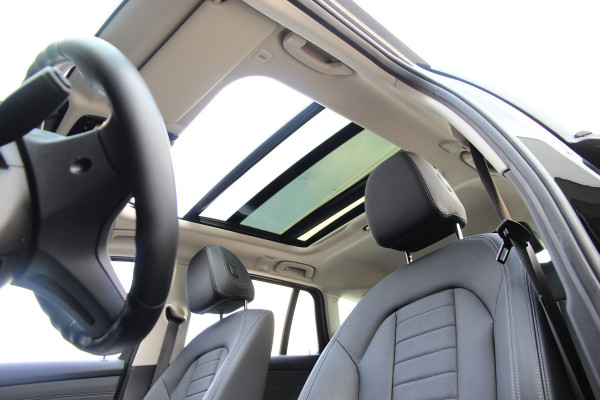 BMW 3 Serie Touring 330e xDrive | Pano | Trekhaak | Camera
