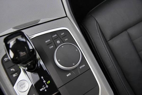BMW 3 Serie Touring 330e xDrive | Pano | Trekhaak | Camera