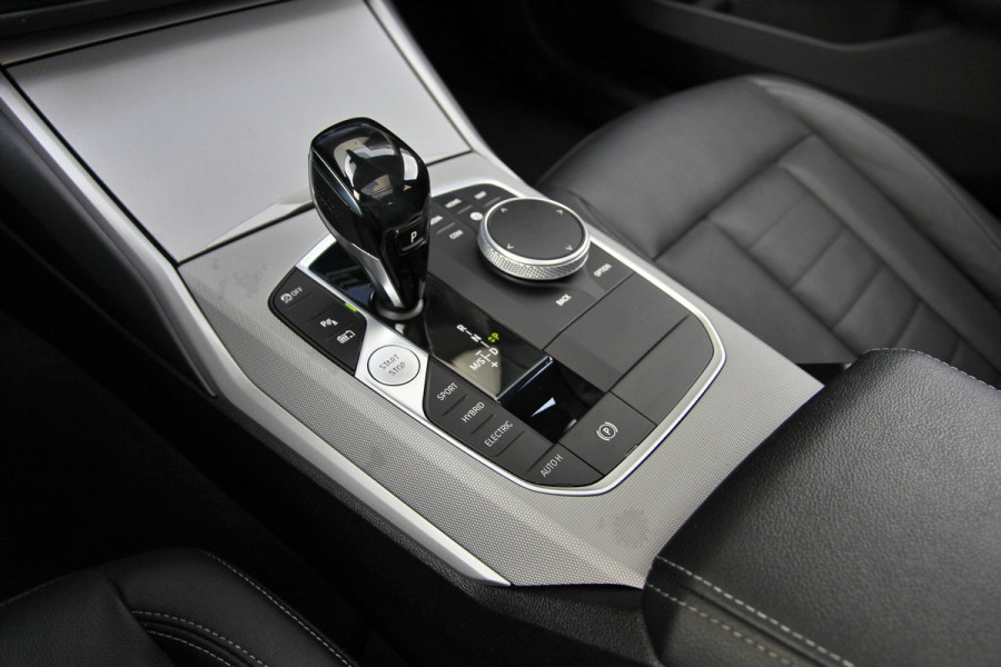 BMW 3 Serie Touring 330e xDrive | Pano | Trekhaak | Camera
