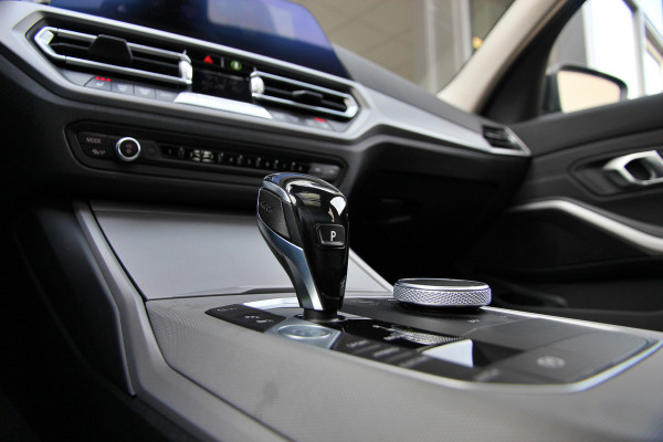 BMW 3 Serie Touring 330e xDrive | Pano | Trekhaak | Camera