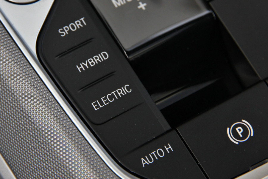 BMW 3 Serie Touring 330e xDrive | Pano | Trekhaak | Camera