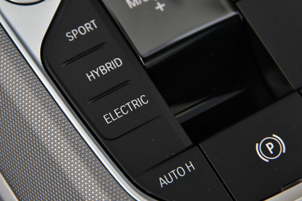 BMW 3 Serie Touring 330e xDrive | Pano | Trekhaak | Camera