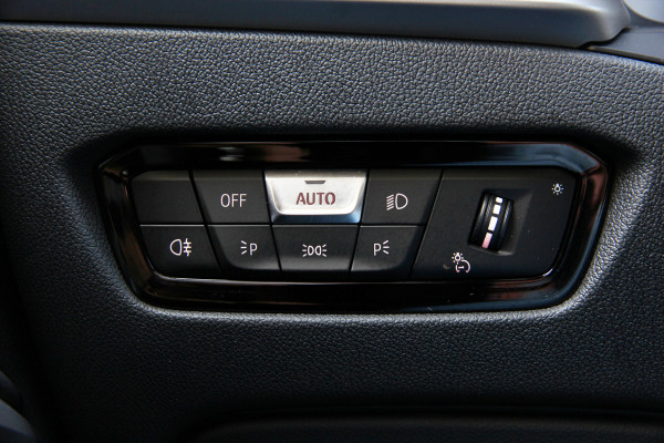 BMW 3 Serie Touring 330e xDrive | Pano | Trekhaak | Camera