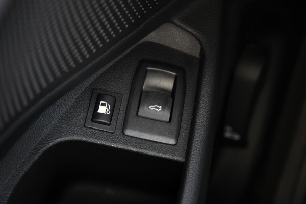 BMW 3 Serie Touring 330e xDrive | Pano | Trekhaak | Camera