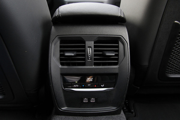 BMW 3 Serie Touring 330e xDrive | Pano | Trekhaak | Camera