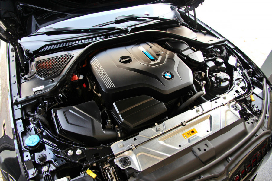 BMW 3 Serie Touring 330e xDrive | Pano | Trekhaak | Camera