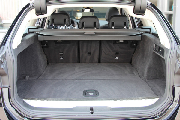 BMW 3 Serie Touring 330e xDrive | Pano | Trekhaak | Camera