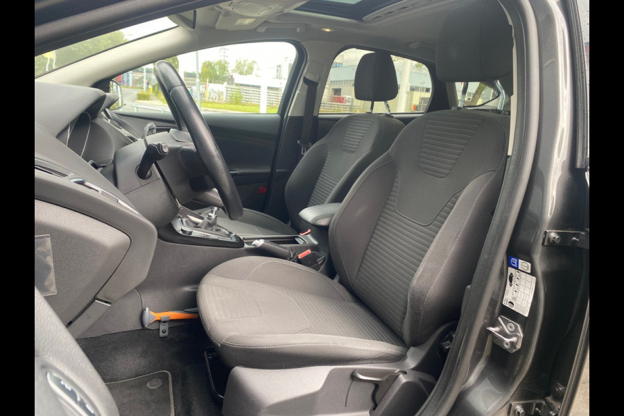 Ford Focus BWJ 2018 | 1.0 16PK Titanium | TREKHAAK | SCHUIFDAK | CLIMA | CAMERA | CARPLAY | NAVI | CRUISE | 2X PDC |
