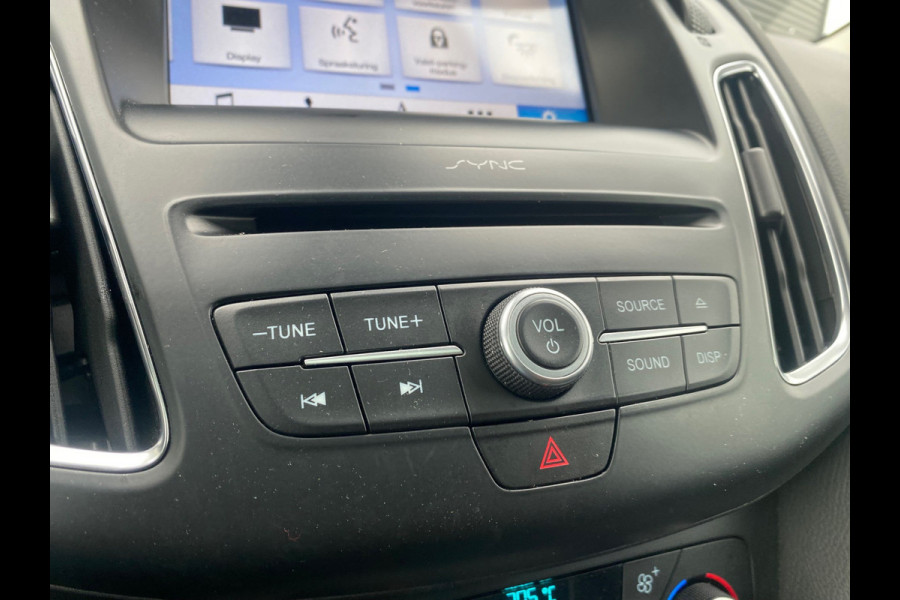 Ford Focus BWJ 2018 | 1.0 16PK Titanium | TREKHAAK | SCHUIFDAK | CLIMA | CAMERA | CARPLAY | NAVI | CRUISE | 2X PDC |