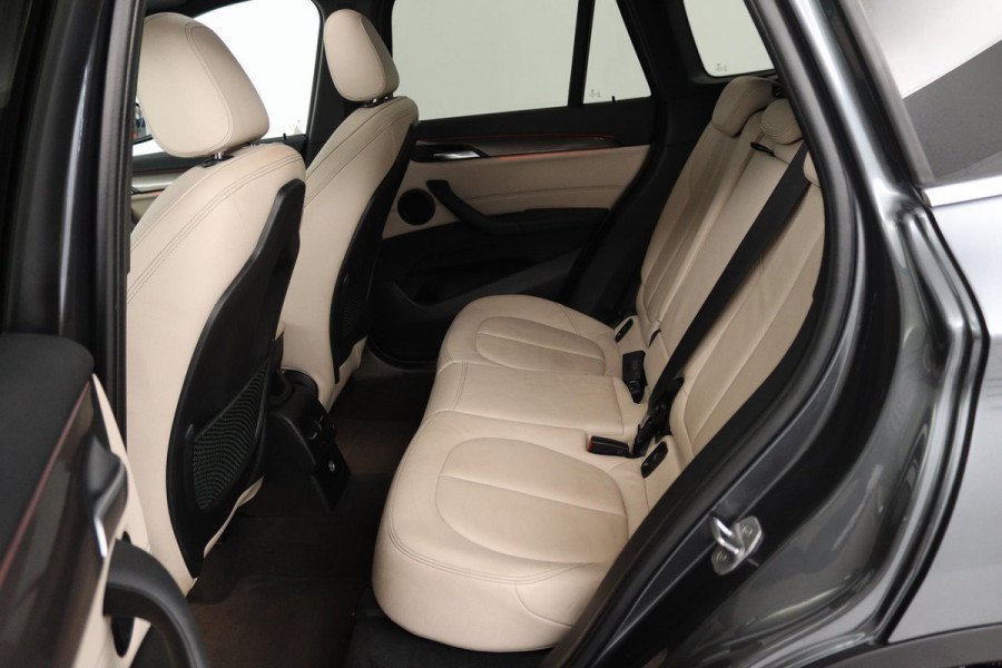 BMW X1 SDrive18i High Executive (PANORAMADAK, ACHTERUITRIJCAMERA, SFEERVERLICHTING, STOELVERWARMING, NAVIGATIE, DEALER ONDERHOUD)