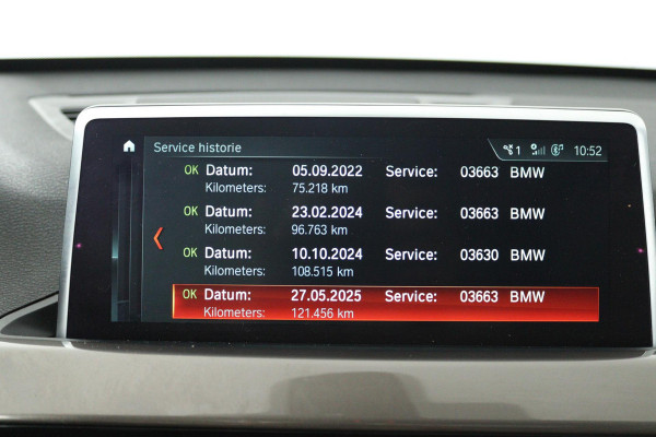 BMW X1 SDrive18i High Executive (PANORAMADAK, ACHTERUITRIJCAMERA, SFEERVERLICHTING, STOELVERWARMING, NAVIGATIE, DEALER ONDERHOUD)