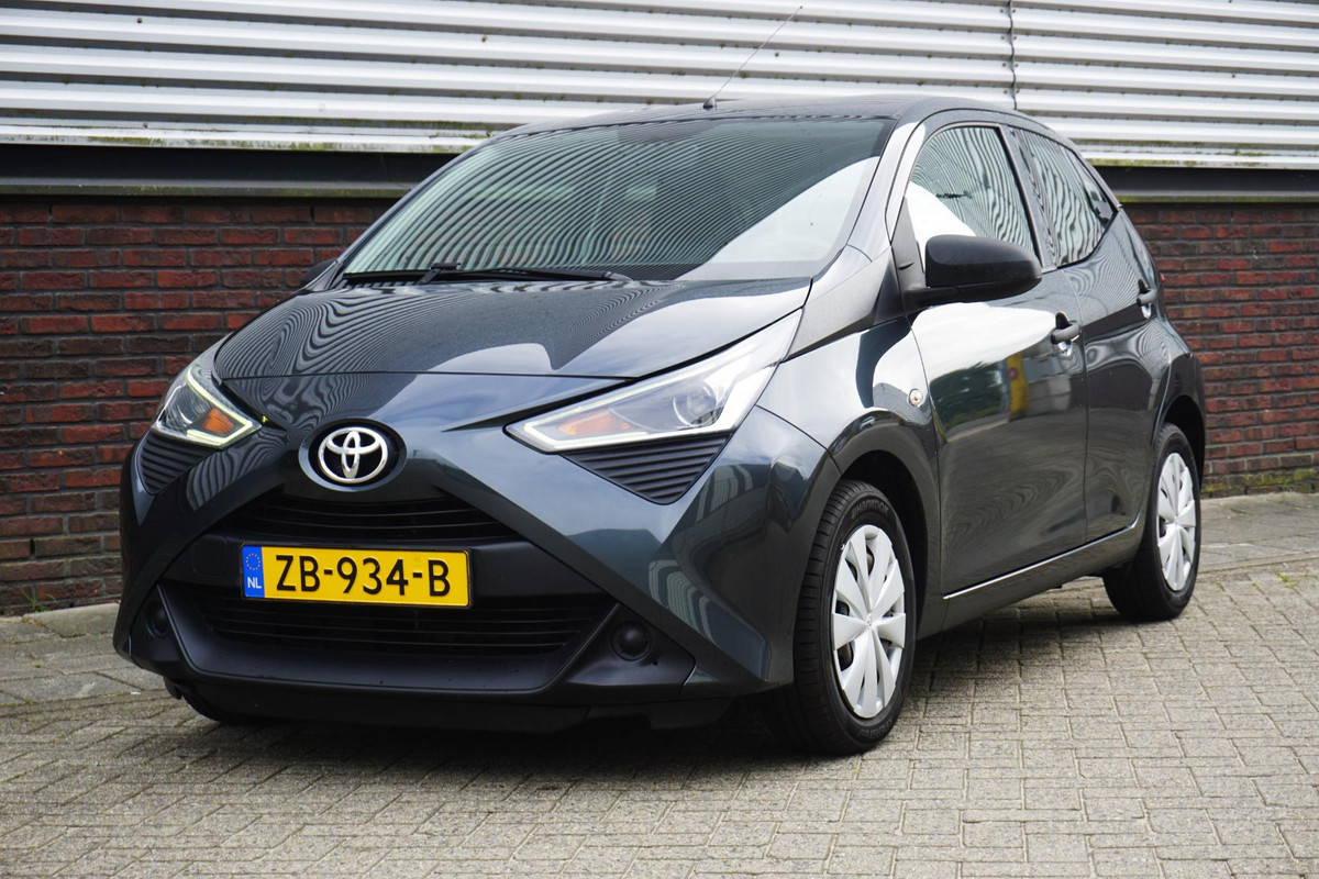 Toyota Aygo 1.0 VVT-i x-fun/1e Eigenaar/Goed onderhouden/LED/ Rijklaarprijs. Toyota Aygo 1.0 VVT-i x-fun/1e Eigenaar/Goed onderhouden/LED/ Rijklaarprijs.