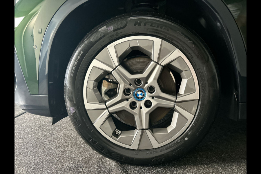 BMW iX1 xDrive30 Launch Edition 67 kWh | Lederen Bekleding | Head-Up Display | Apple Carplay / Android Auto | Sanremo Green! xLine