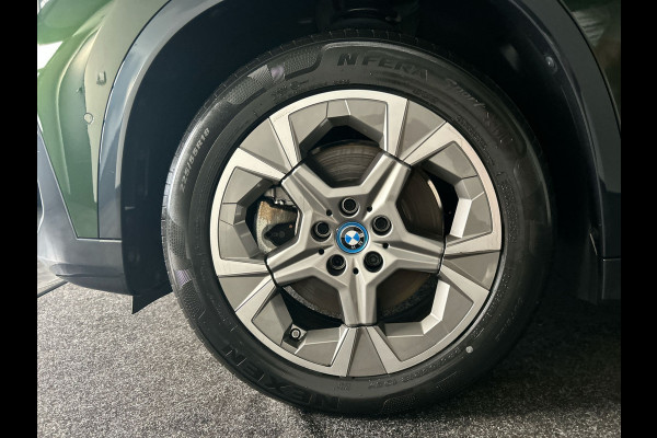 BMW iX1 xDrive30 Launch Edition 67 kWh | Lederen Bekleding | Head-Up Display | Apple Carplay / Android Auto | Sanremo Green! xLine
