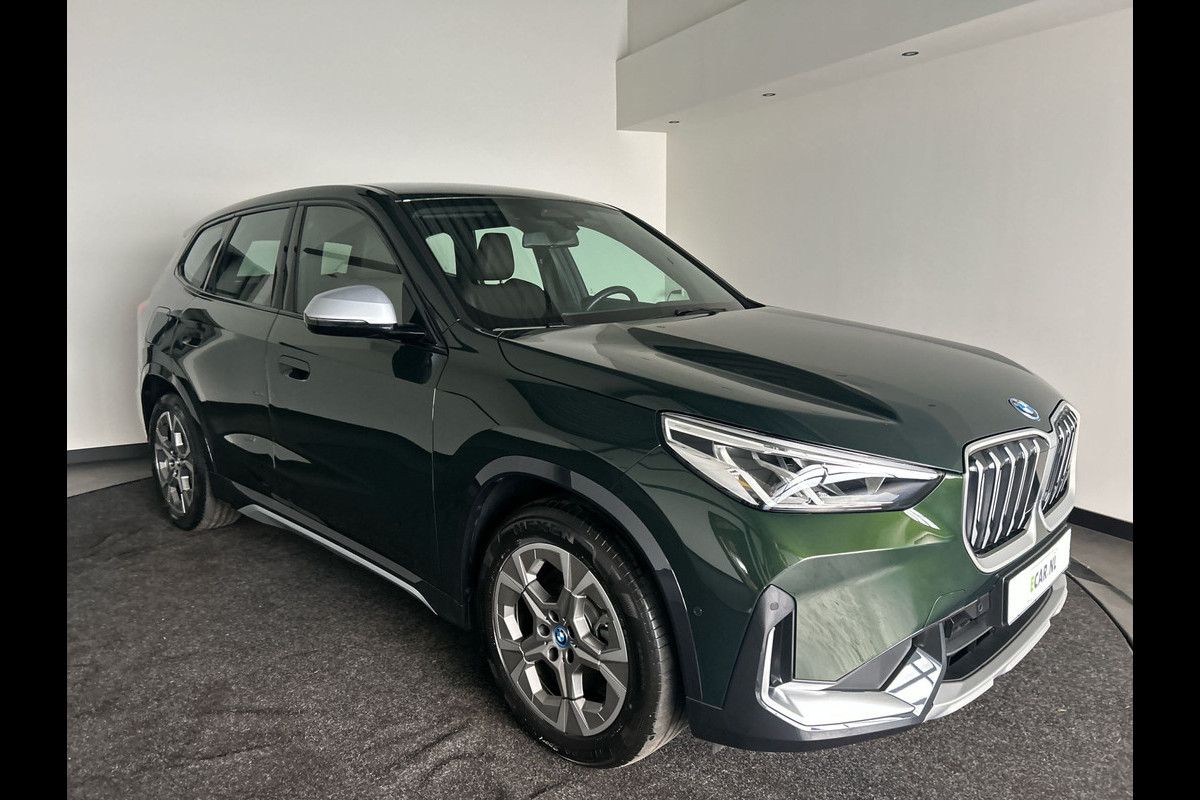BMW iX1 xDrive30 Launch Edition 67 kWh | Lederen Bekleding | Head-Up Display | Apple Carplay / Android Auto | Sanremo Green! xLine BMW iX1 xDrive30 Launch Edition 67 kWh | Lederen Bekleding | Head-Up Display | Apple Carplay / Android Auto | Sanremo Green! xLine