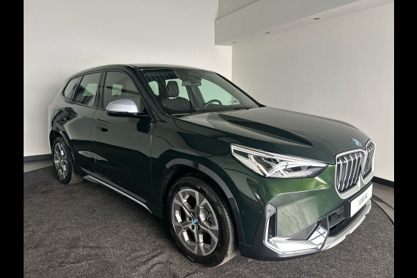 BMW iX1 xDrive30 Launch Edition 67 kWh | Lederen Bekleding | Head-Up Display | Apple Carplay / Android Auto | Sanremo Green! xLine