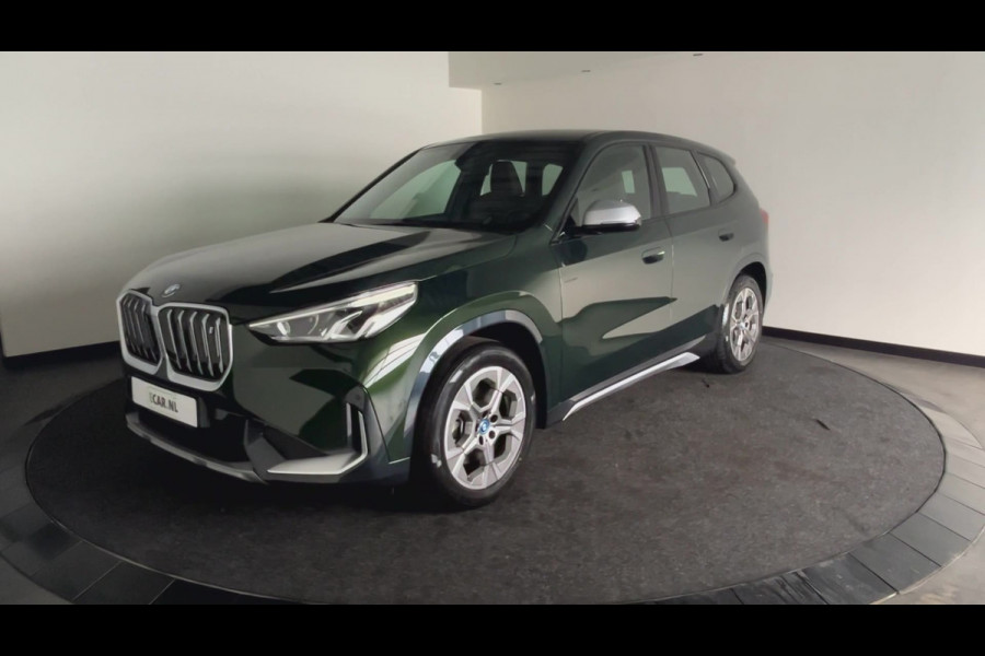 BMW iX1 xDrive30 Launch Edition 67 kWh | Lederen Bekleding | Head-Up Display | Apple Carplay / Android Auto | Sanremo Green! xLine