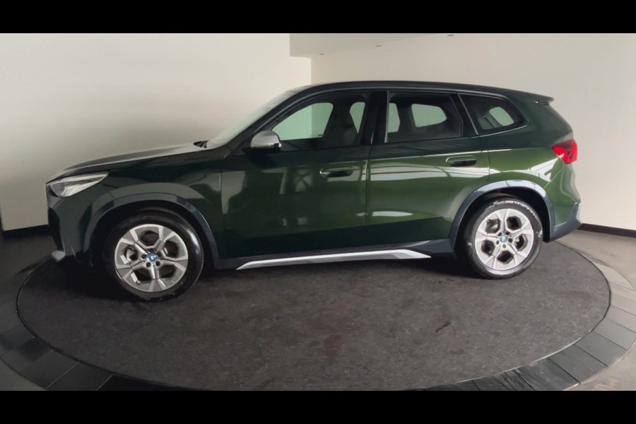 BMW iX1 xDrive30 Launch Edition 67 kWh | Lederen Bekleding | Head-Up Display | Apple Carplay / Android Auto | Sanremo Green! xLine