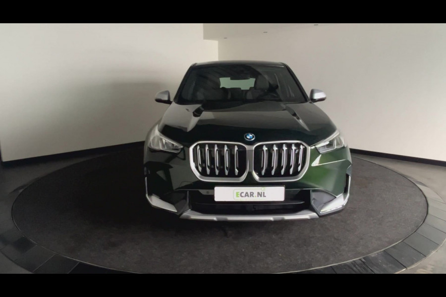 BMW iX1 xDrive30 Launch Edition 67 kWh | Lederen Bekleding | Head-Up Display | Apple Carplay / Android Auto | Sanremo Green! xLine