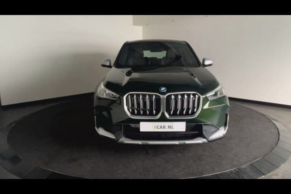 BMW iX1 xDrive30 Launch Edition 67 kWh | Lederen Bekleding | Head-Up Display | Apple Carplay / Android Auto | Sanremo Green! xLine