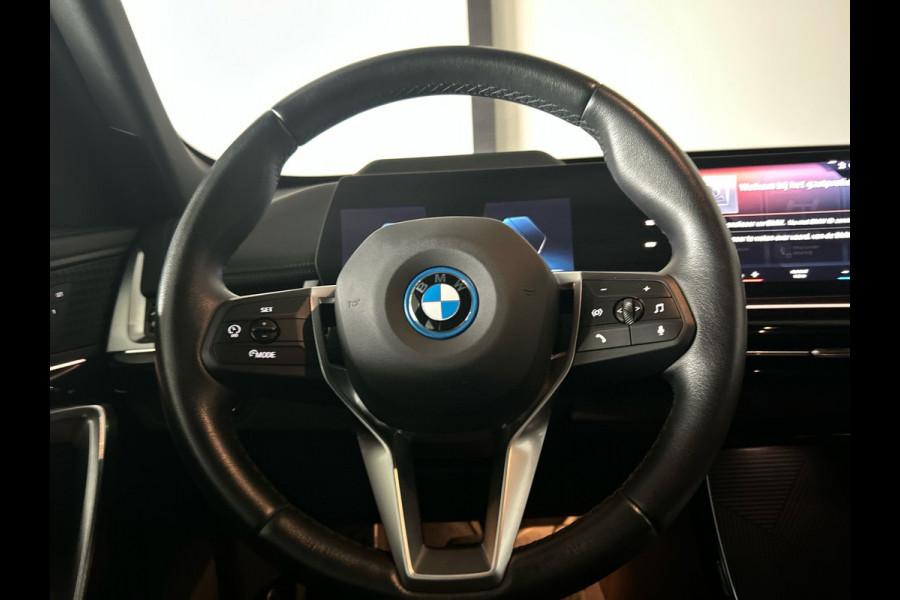 BMW iX1 xDrive30 Launch Edition 67 kWh | Lederen Bekleding | Head-Up Display | Apple Carplay / Android Auto | Sanremo Green! xLine