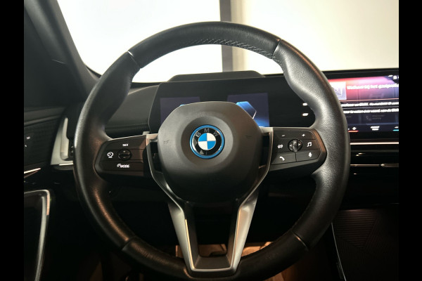 BMW iX1 xDrive30 Launch Edition 67 kWh | Lederen Bekleding | Head-Up Display | Apple Carplay / Android Auto | Sanremo Green! xLine