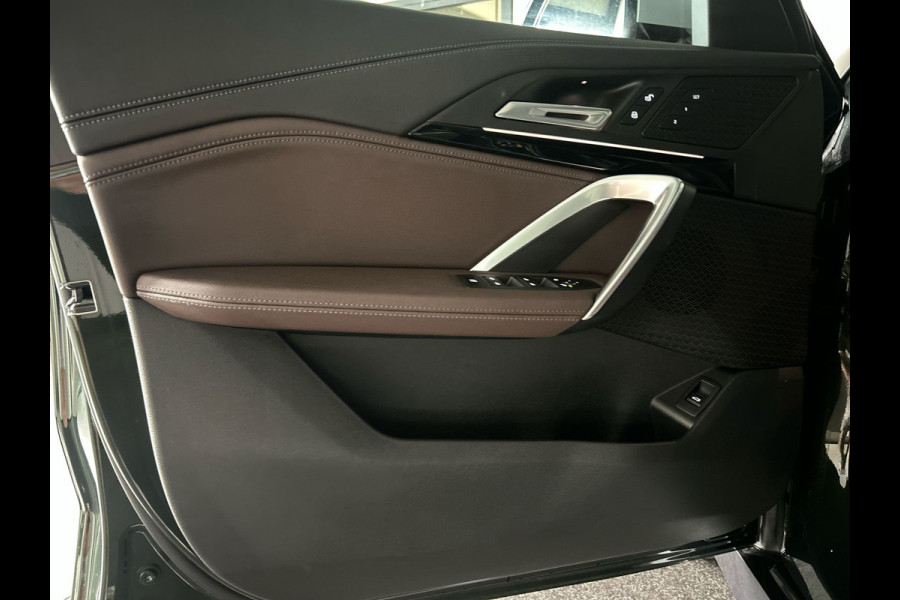 BMW iX1 xDrive30 Launch Edition 67 kWh | Lederen Bekleding | Head-Up Display | Apple Carplay / Android Auto | Sanremo Green! xLine
