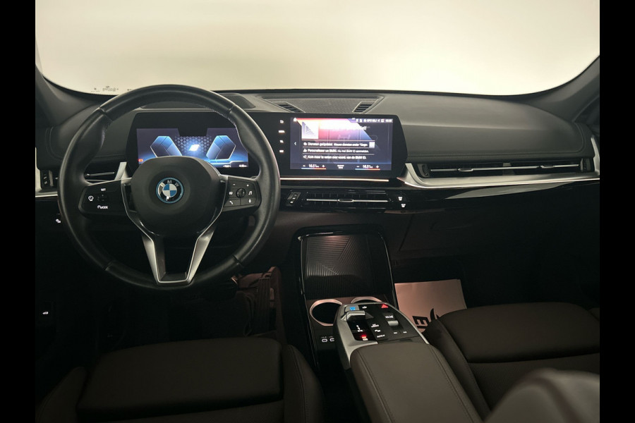 BMW iX1 xDrive30 Launch Edition 67 kWh | Lederen Bekleding | Head-Up Display | Apple Carplay / Android Auto | Sanremo Green! xLine