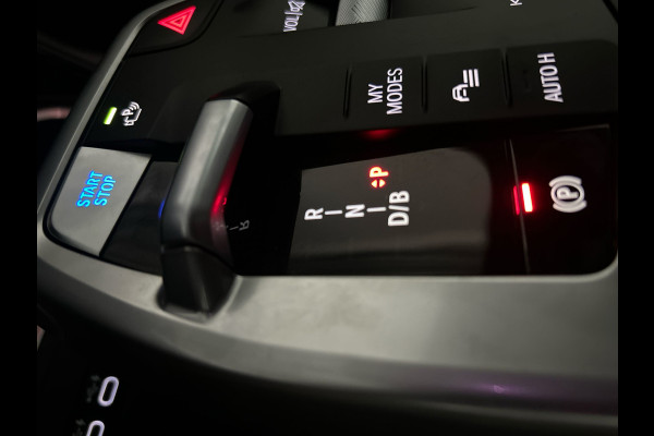 BMW iX1 xDrive30 Launch Edition 67 kWh | Lederen Bekleding | Head-Up Display | Apple Carplay / Android Auto | Sanremo Green! xLine