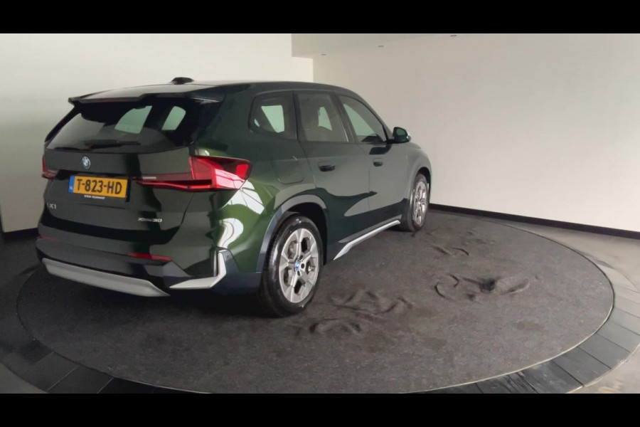 BMW iX1 xDrive30 Launch Edition 67 kWh | Lederen Bekleding | Head-Up Display | Apple Carplay / Android Auto | Sanremo Green! xLine