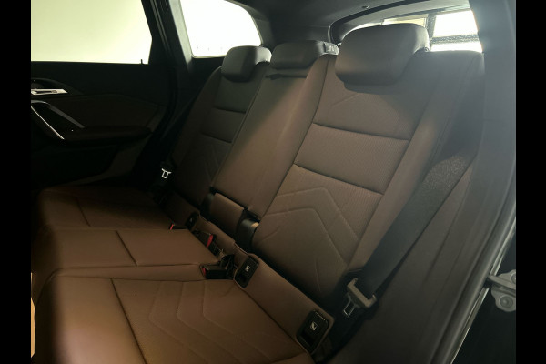 BMW iX1 xDrive30 Launch Edition 67 kWh | Lederen Bekleding | Head-Up Display | Apple Carplay / Android Auto | Sanremo Green! xLine