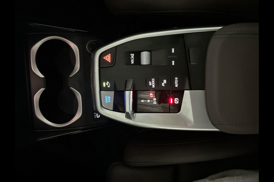 BMW iX1 xDrive30 Launch Edition 67 kWh | Lederen Bekleding | Head-Up Display | Apple Carplay / Android Auto | Sanremo Green! xLine