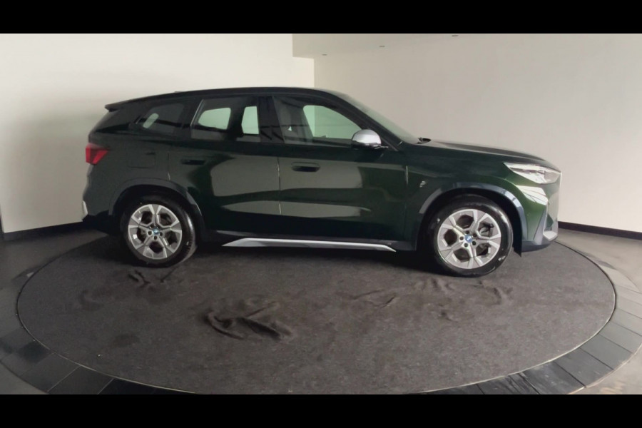 BMW iX1 xDrive30 Launch Edition 67 kWh | Lederen Bekleding | Head-Up Display | Apple Carplay / Android Auto | Sanremo Green! xLine