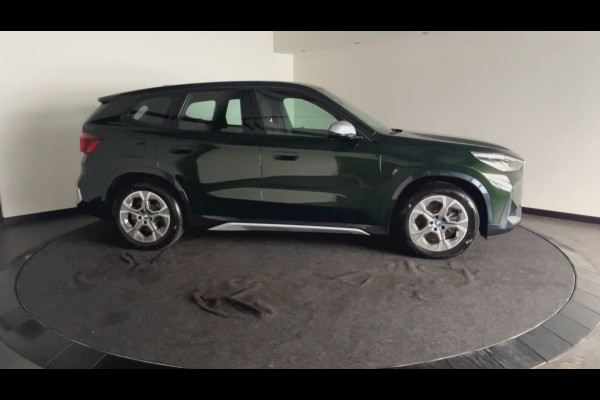 BMW iX1 xDrive30 Launch Edition 67 kWh | Lederen Bekleding | Head-Up Display | Apple Carplay / Android Auto | Sanremo Green! xLine