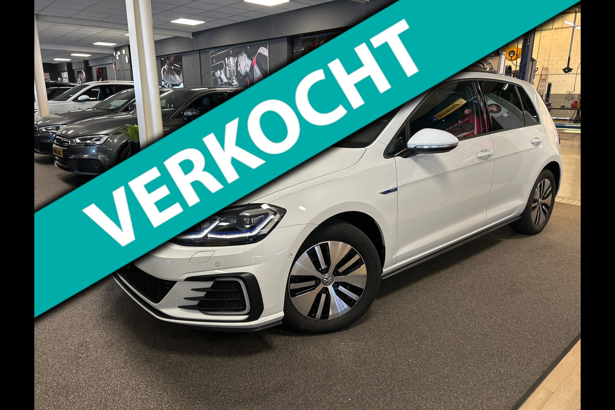 Volkswagen Golf 1.4 TSI PHEV / adaptive cruise-control / Navigatie / pdc v+a