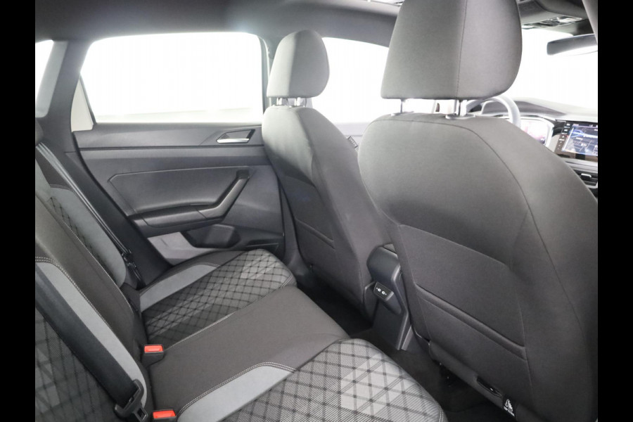 Volkswagen Taigo 1.0 TSI R-Line 110 pk Automaat (DSG) | Navigatie | Panoramadak | Parkeersensoren (Park assist) | Achteruitrijcamera | Matrix LED koplampen | Stoelverwarming | R-Line |