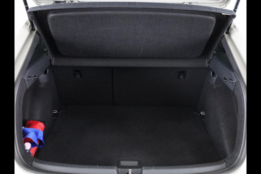 Volkswagen Taigo 1.0 TSI R-Line 110 pk Automaat (DSG) | Navigatie | Panoramadak | Parkeersensoren (Park assist) | Achteruitrijcamera | Matrix LED koplampen | Stoelverwarming | R-Line |