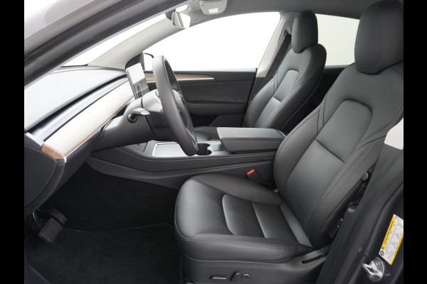Tesla Model Y Long Range AWD 75kWh Trekhaak Warmtepomp Navi Ecc Leder Camera Privacy Glas Matrix-Led Keyless Stoel+stuurverwarming 1.600 kg Trekgewicht 1e Eigenaar Garantie Batterij en aandrijflijn jaar/192.000km vanaf nieuw