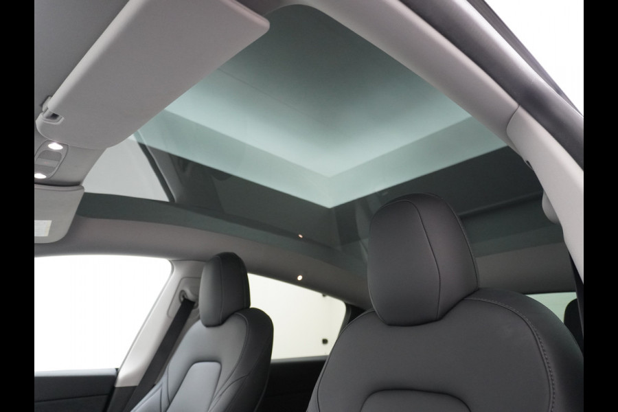 Tesla Model Y Long Range AWD 75kWh Trekhaak Warmtepomp Navi Ecc Leder Camera Privacy Glas Matrix-Led Keyless Stoel+stuurverwarming 1.600 kg Trekgewicht 1e Eigenaar Garantie Batterij en aandrijflijn jaar/192.000km vanaf nieuw