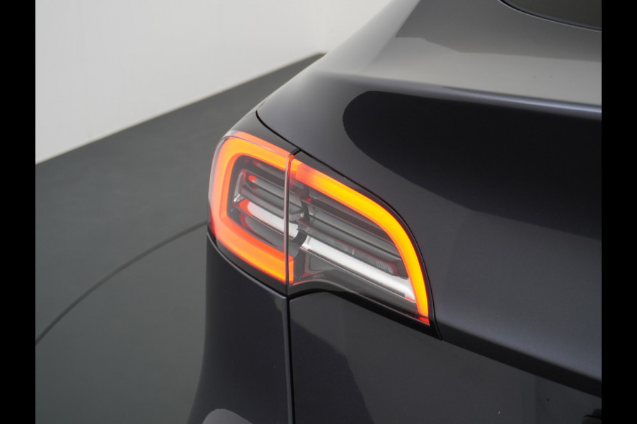 Tesla Model Y Long Range AWD 75kWh Trekhaak Warmtepomp Navi Ecc Leder Camera Privacy Glas Matrix-Led Keyless Stoel+stuurverwarming 1.600 kg Trekgewicht 1e Eigenaar Garantie Batterij en aandrijflijn jaar/192.000km vanaf nieuw
