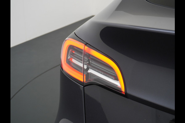 Tesla Model Y Long Range AWD 75kWh Trekhaak Warmtepomp Navi Ecc Leder Camera Privacy Glas Matrix-Led Keyless Stoel+stuurverwarming 1.600 kg Trekgewicht 1e Eigenaar Garantie Batterij en aandrijflijn jaar/192.000km vanaf nieuw