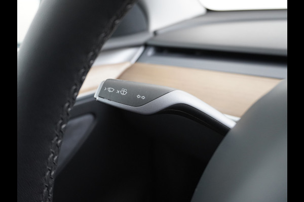 Tesla Model Y Long Range AWD 75kWh Trekhaak Warmtepomp Navi Ecc Leder Camera Privacy Glas Matrix-Led Keyless Stoel+stuurverwarming 1.600 kg Trekgewicht 1e Eigenaar Garantie Batterij en aandrijflijn jaar/192.000km vanaf nieuw